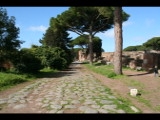 00708 ostia - regio ii - decumanus maximus - portico di nettuno (ii,iv,1) - blick ri theater (ii,vii,2) - 2013.jpg